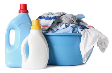 Kirli çamaşırları olan plastik bir leğen ve beyaz arka planda izole edilmiş çamaşır deterjanı şişeleri.