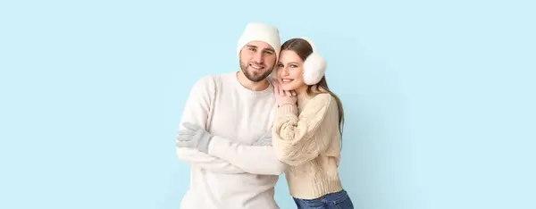 Portret Van Gelukkig Paar Winterkleding Lichtblauwe Achtergrond — Stockfoto