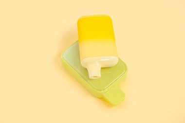 Sarı arka planda elektronik sigaralar