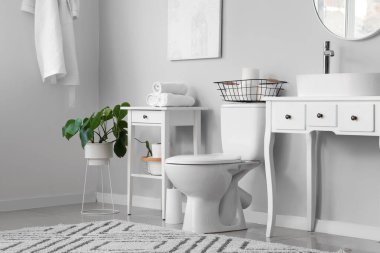 Seramik klozet ve süslemeleri olan ışık tuvaletinin içinde.