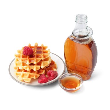 Beyaz arka planda ahududu ve akçaağaç pekmezli lezzetli waffle tabağı.