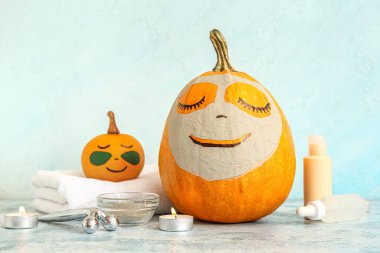 Spa malzemeli balkabakları ve grunge masasında mumlar.