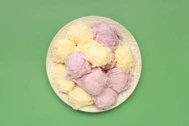 Yeşil arka planda lezzetli Türk Pismaniye tabağı