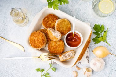 Beyaz arka planda soslu lezzetli et pirzolaları pişirmek.