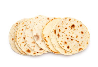 Beyaz arka planda lezzetli pita ekmeği