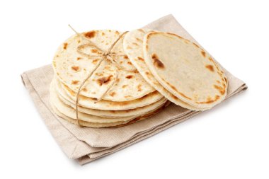 Beyaz arka planda bir demet lezzetli pita ekmeği