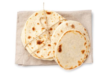 Beyaz arka planda bir demet lezzetli pita ekmeği