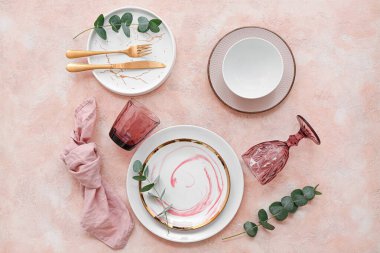 Bej arkaplanda şık tablo ayarı