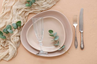 Bej arkaplanda şık tablo ayarı