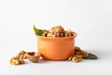 Gri arka planda bir kase lezzetli ceviz