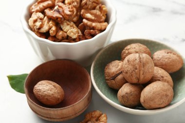 Beyaz mermer arka planda lezzetli cevizler