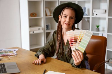 Masada renk paletleri olan kadın tasarımcı