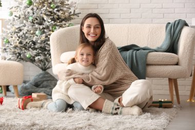 Mutlu genç anne ve küçük kızı Noel arifesinde evdeler.