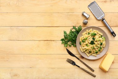 Tahta zemin üzerinde brokoli olan lezzetli bir makarna tabağı.