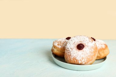 Renk masasında Hanuka kutlaması için lezzetli çöreklerle dolu bir tabak.