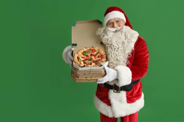 Noel Baba yeşil arka planda bir kutu lezzetli pizzayla