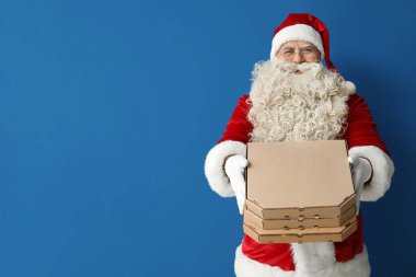 Mavi arka planda pizza kutuları olan Noel Baba.