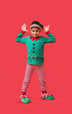 Kırmızı arka planda küçük komik bir elf