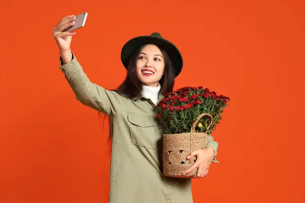 Jeune Femme Asiatique Avec Des Fleurs Chrysanthème Prenant Selfie Sur — Photo