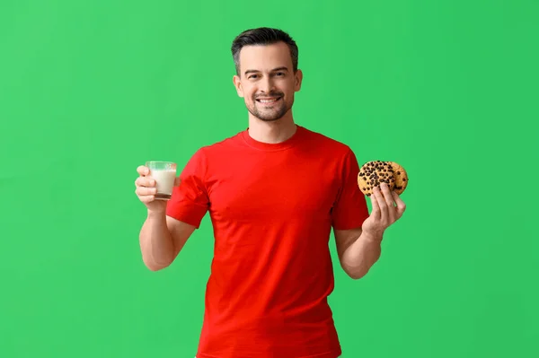 Schöner Mann Mit Leckeren Keksen Und Einem Glas Milch Auf — Stockfoto