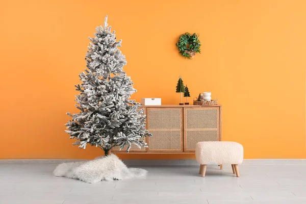 Beautiful Christmas Tree Chest Drawers Ottoman Orange Wall — Stock Photo, Image