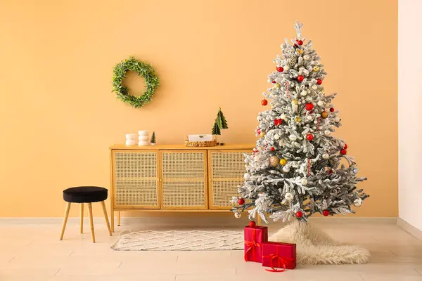 Bela Árvore Natal Com Caixas Presente Cômoda Perto Parede Bege — Fotografia de Stock