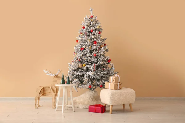 Bela Árvore Natal Com Caixas Presente Renas Madeira Perto Parede — Fotografia de Stock