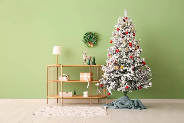 Bela Árvore Natal Com Prateleiras Perto Parede Verde — Fotografia de Stock