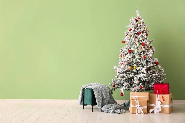Bela Árvore Natal Com Caixas Presente Otomano Perto Parede Verde — Fotografia de Stock
