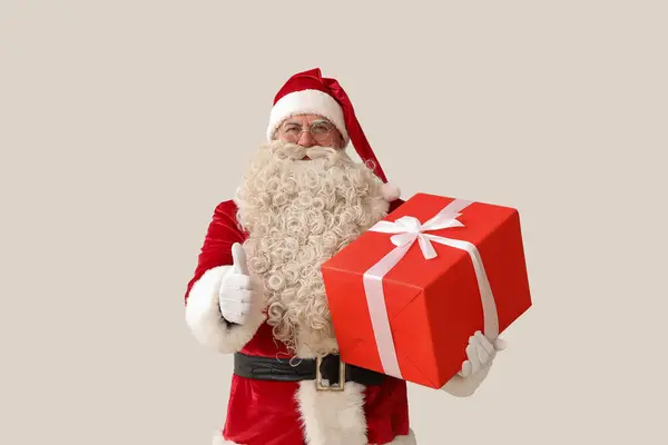 Santa Claus Vánoční Dárek Ukazující Palec Nahoru Bílém Pozadí — Stock fotografie