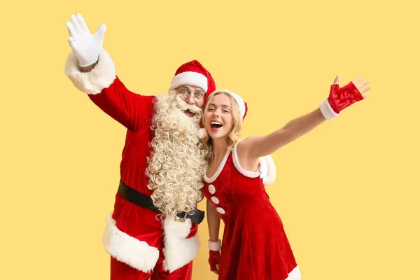 Šťastní Lidé Oblečeni Jako Santa Claus Žlutém Pozadí — Stock fotografie