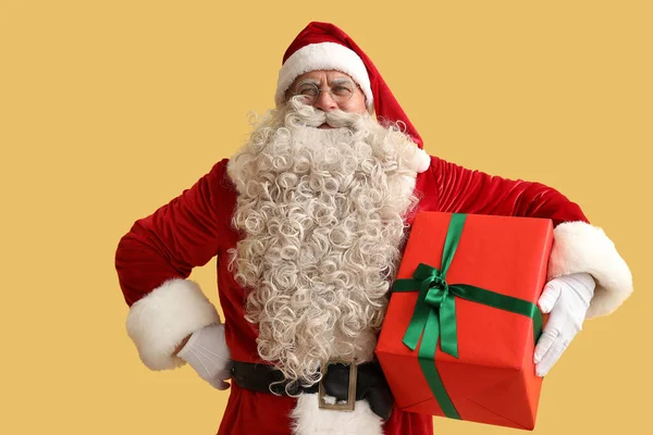 Santa Claus Vánoční Dárek Žlutém Pozadí — Stock fotografie