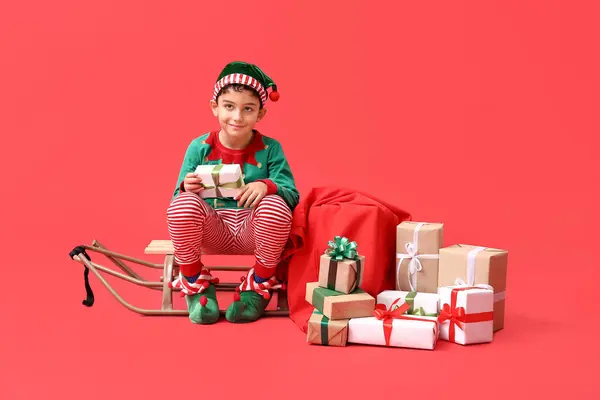 Carino Piccolo Elfo Con Slitta Regali Natale Sfondo Rosso — Foto Stock