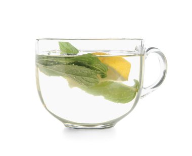 Beyaz arka planda limonlu taze nane çayı.