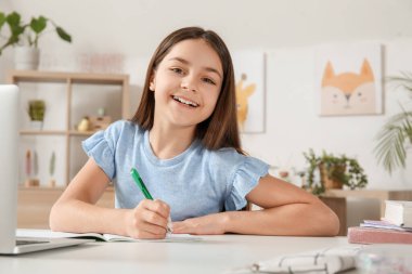 küçük kız evde ders yapıyor