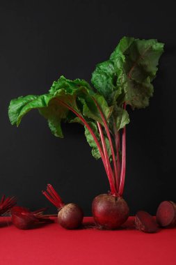 Arkaplanda yeşil yapraklı taze pancarlar