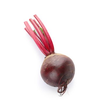 beyaz zemin üzerine taze pancar