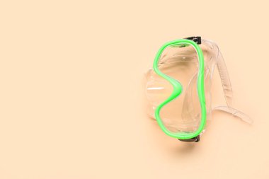 Bej arkaplanda yeşil yüzme maskesi