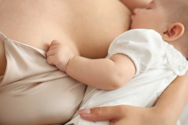 Genç kadın anne sütü bebeği yatak, portre