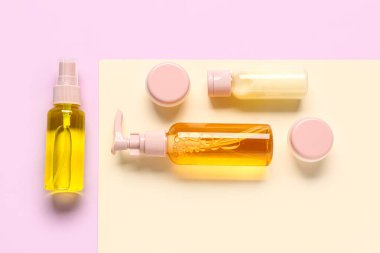 Renkli arka planda farklı seyahat kozmetik ürünleri seti