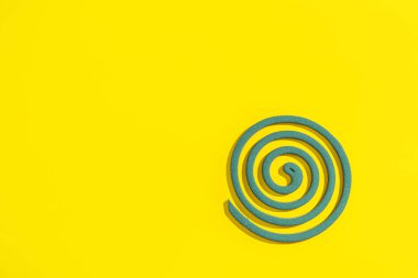 Sarı arkaplanda sivrisinek spirali