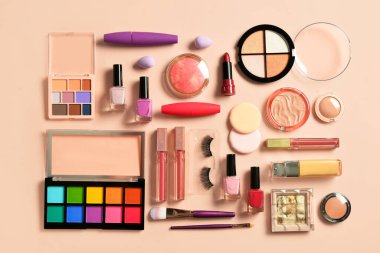 Pembe arka planda farklı dekoratif kozmetik ürünler