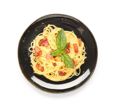 Beyaz arka planda lezzetli makarna tabağı.