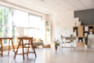 İş yerlerinin olduğu modern ofisin bulanık görünümü