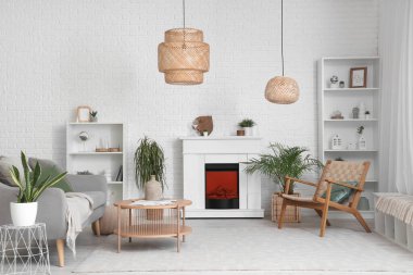 Modern şöminesi ve kanepesi olan bir oturma odası.