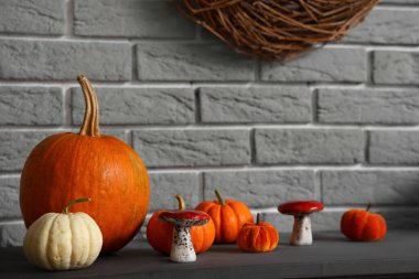 Şömine rafında mantarlı balkabakları