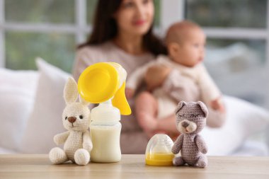 Yatak odasındaki masada oyuncakları olan göğüs pompası, yakın plan.