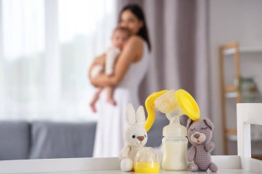 Masada oyuncakları olan göğüs pompası, yakın plan.