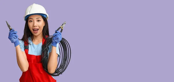 Mujer Asiática Electricista Sosteniendo Alicates Cable Sobre Fondo Lila Con — Foto de Stock