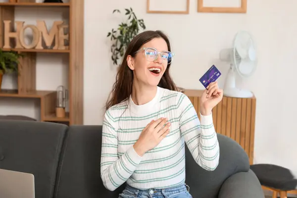 Ung Kvinna Med Kreditkort Hemma — Stockfoto